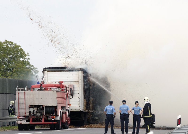 Na osječkoj obilaznici zapalio se kamion pun sijena