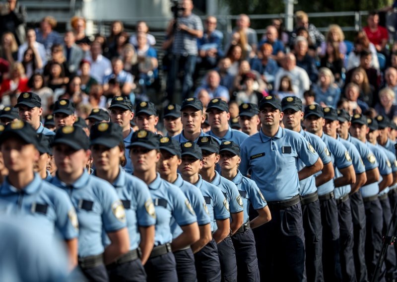 Pogledajte kako izgleda kada 700 novih policajaca daje svečanu prisegu