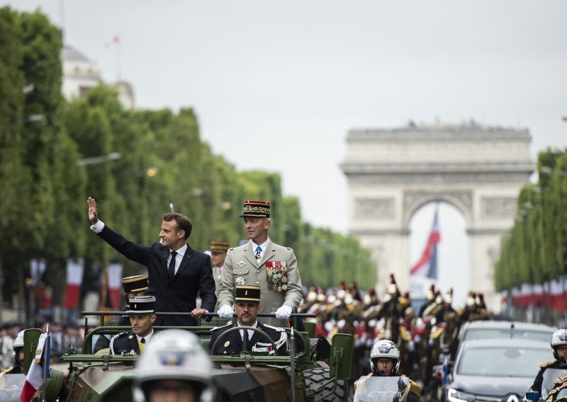 [FOTO] Vojna parada u Parizu: Macron na čelu kolone od 4300 vojnika, predstavljene high-tech atrakcije