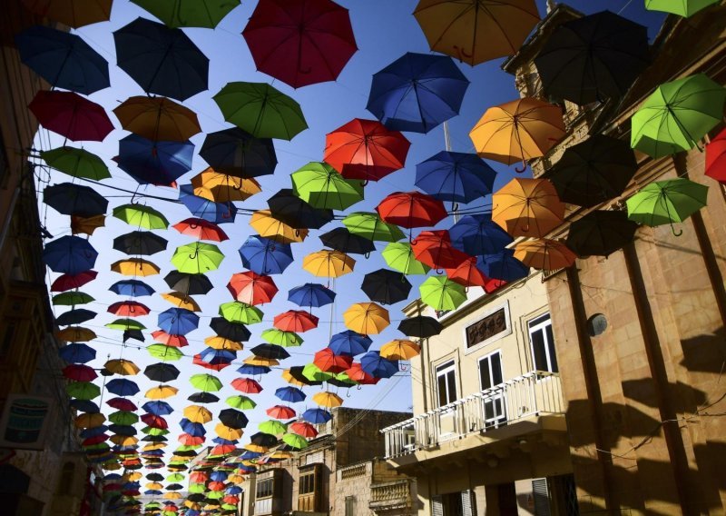 Šareni kišobrani svježa su ideja od koje bi Maltežani željeli stvoriti tradiciju