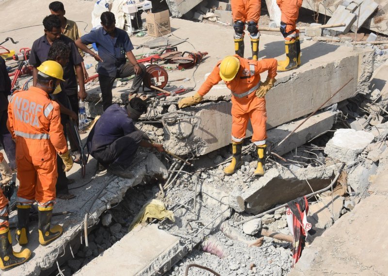 Najmanje 40 ljudi zatrpano u rušenju zgrade u Mumbaiju