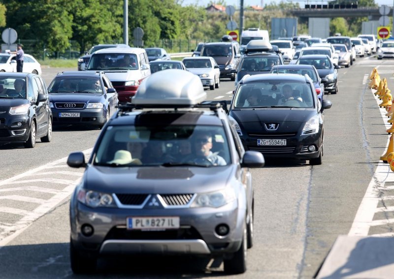 Zbog prometne nesreće već otežan promet na Jadranskoj magistrali, HAK očekuje pojačan promet