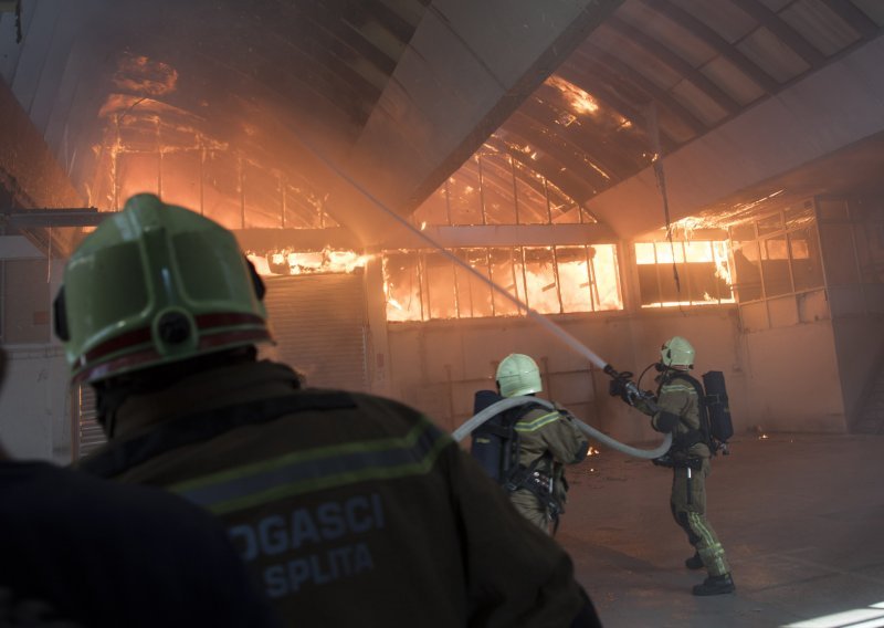 [VIDEO] Požar u srcu Splita, gorjelo u Slobodnoj Dalmaciji, vatrogasci munjevitom reakcijom spriječili moguću katastrofu