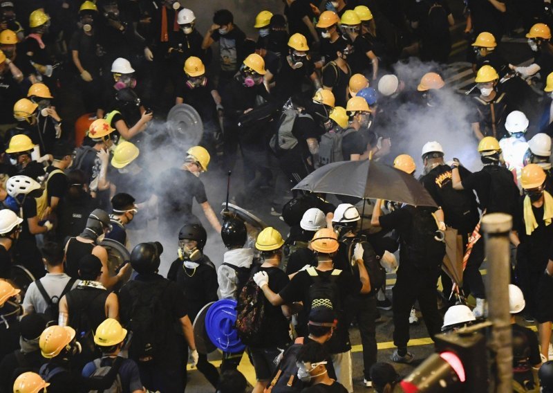 Nezadovoljstvo raste u Hong Kongu nakon grubih napada na prosvjednike