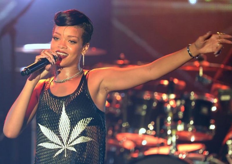 Rihanna za Valentinovo dobila buket marihuane?
