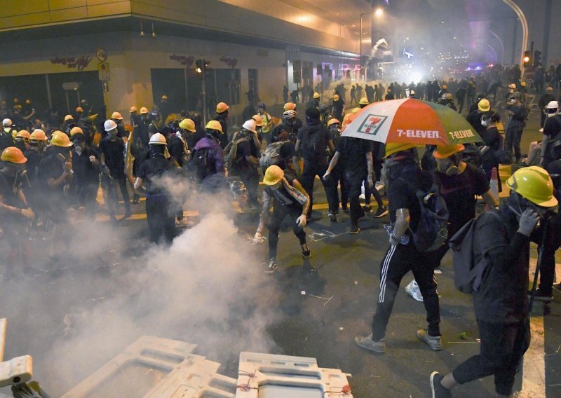 Prosvjednici zauzeli zračnu luku i pozivaju na 'slobodni Hong Kong'