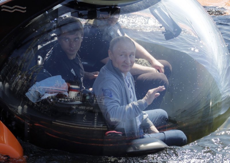 Putin na morskom dnu razgledao potopljenu podmornicu iz Drugog svjetskog rata