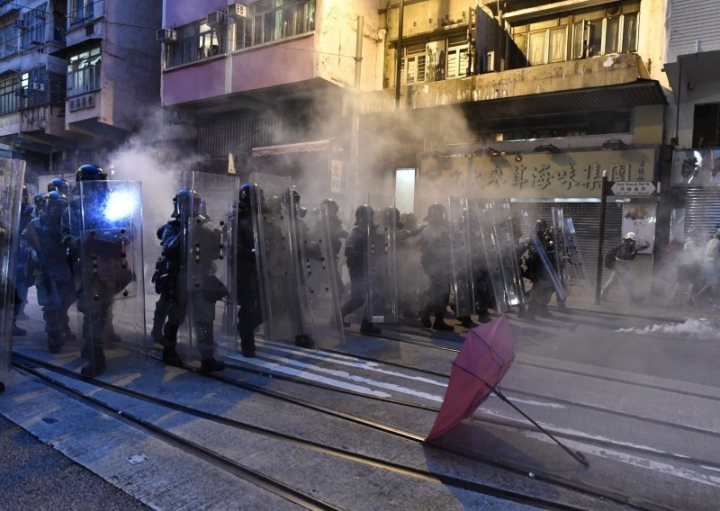Sve dublji kaos u Hong Kongu, kineska vojska okuplja jedinice na granici