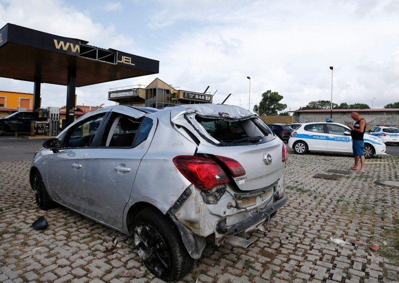 U Italiji žena poginula kad joj je pijavica 'bacila' auto, a trkač kada ga je udario grom