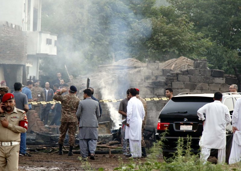 U Pakistanu se zrakoplov zabio u zgradu, 17 mrtvih