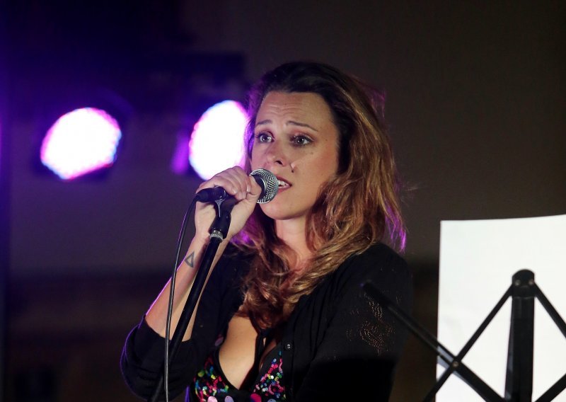 Natali Dizdar vratila se u punom sjaju: U mini haljinici održala koncert na Visu