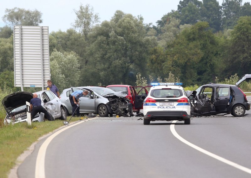 Pet osoba ozlijeđeno u strašnom sudaru tri automobila u Istri, među njima dvoje djece