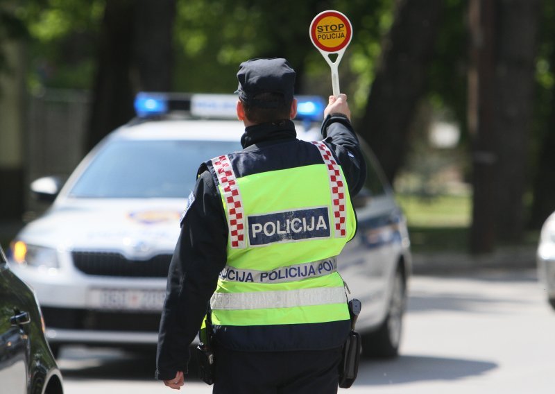 Pijani Nizozemac razbio tri vozila, policija ga masno kaznila i zabranila vožnju u Hrvatskoj na godinu dana