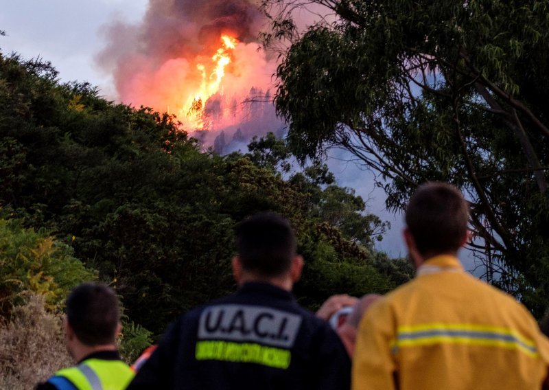 Vatrogasci napreduju u borbi s velikim požarom na Kanarskim otocima