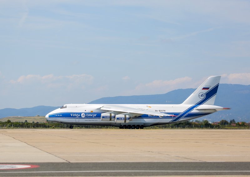 Ruska grdosija Antonov 124-100 na zagrebačkoj pisti