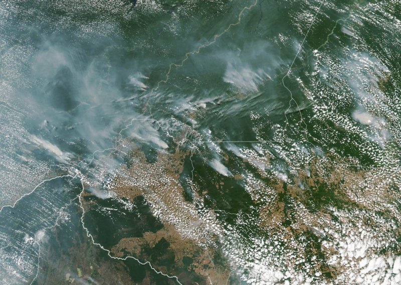 Amazonijom bjesne požari; dim se vidi čak iz svemira