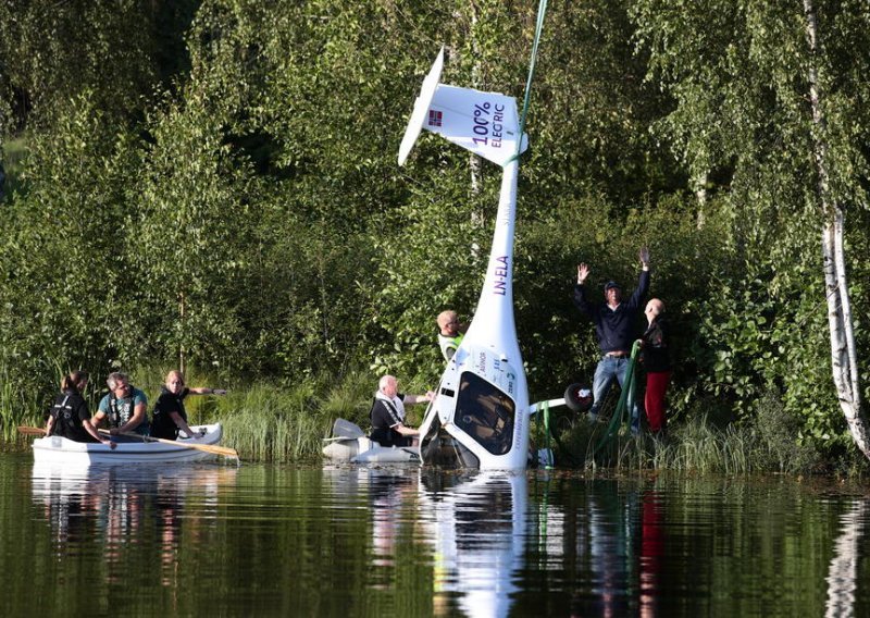 Slovenci se pravdaju nakon što im je avion s norveškom državnom tajnicom pao u jezero
