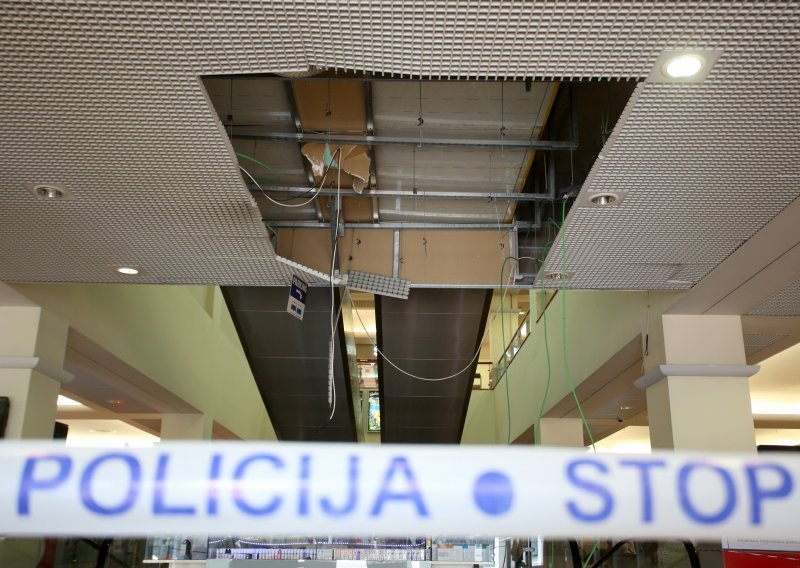[FOTO] I to se događa; žena propala kroz strop trgovačkog centra u Rijeci