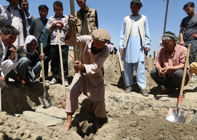 Afganistanska vojska zabunom ubila 30 civila u zračnom napadu
