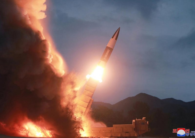 [FOTO] Kim nadgledao testiranje 'super velikog višestrukog raketnog bacača', evo kako je to izgledalo
