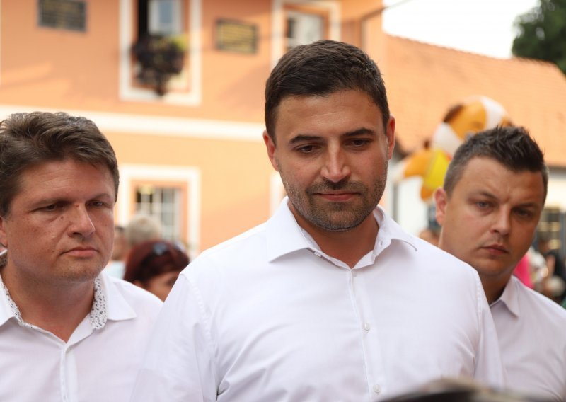 Bernardić: Zašto Pupovac sjedi u Vladi koja je stvorila klimu napada na Srbe?