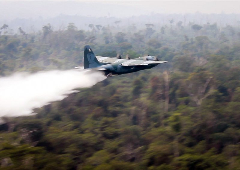 [VIDEO] Pogledajte kako brazilska vojska vojnim zrakoplovima pokušava gasiti katastrofalan požar u Amazoniji