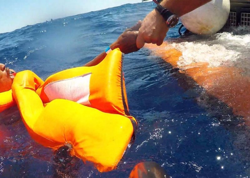Najmanje 40 mrtvih ili nestalih u potonuću čamca s migrantima kod Libije