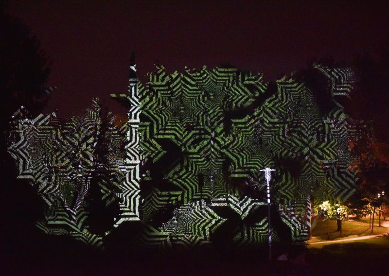 Španjolski umjetnik na poseban način osvijetlio krošnje parka Ribnjak