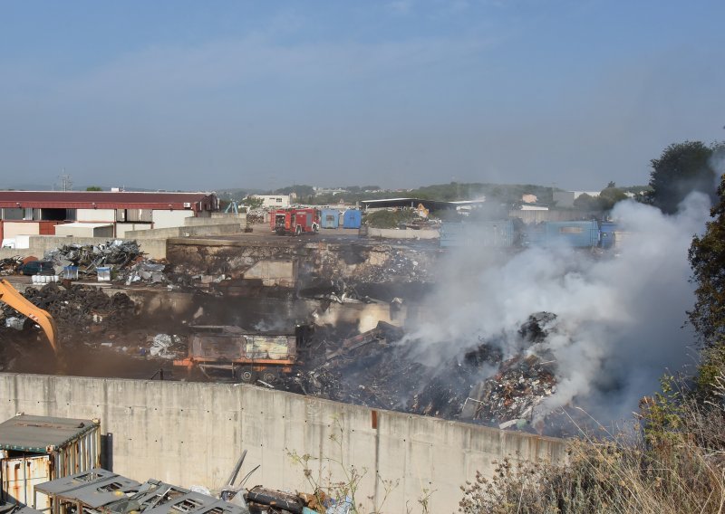 Veliki požar na odlagalištu otpada Metis u Puli još nije do kraja ugašen