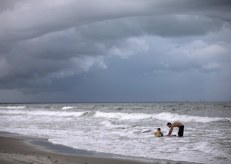 Uragan Dorian oslabio na treću kategoriju, stoji 'nepomičan' kod Bahama