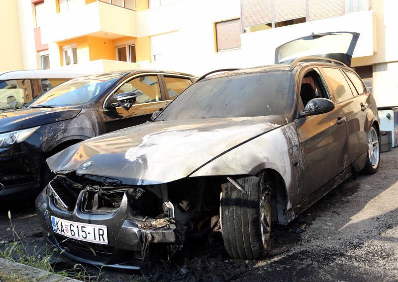[FOTO/VIDEO] U Karlovcu izgorio automobil, policija otkrila da je požar bio podmetnut