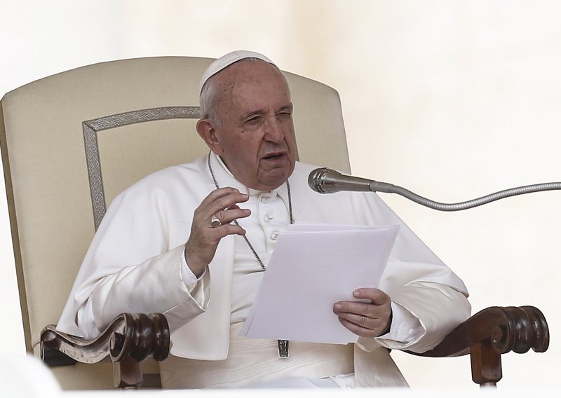 Papa kritizira zlostavljanje oboljelih od Alzheimera