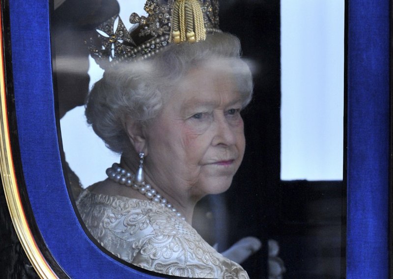 Kraljica Elizabeta II objavit će abdikaciju u božićnoj emisiji