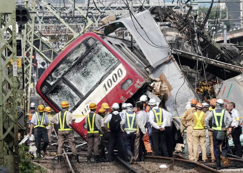 Najmanje 34 ozlijeđena u sudaru vlaka i kamiona u Yokohami