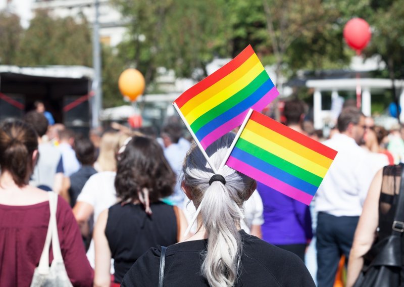 Sarajevo uoči prvog Pridea: Uz plakate 'našminkanog' američkog veleposlanika ispisano 'Gay is not OK'
