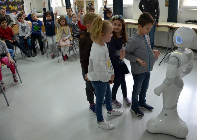 Hrvatski Telekom roditeljima prvašića osigurao neradni dan, mališane će posjetiti robotica Pepper