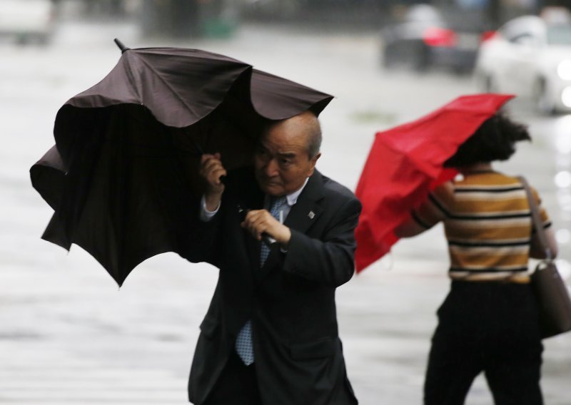 Snažan tajfun pogodio područje Tokija, jedna osoba poginula