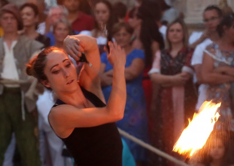 [FOTO] Drugog dana sajma u srednjovjekovnom Šibeniku sve je oborio s nogu vatreni nastup skupine Artistika