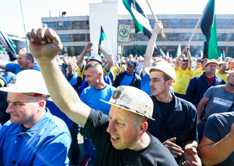 [FOTO] Oko 500 rudara stiglo na prosvjed u Sarajevu; ne udovolje li njihovim zahtjevima, provalit će u zgradu vlade