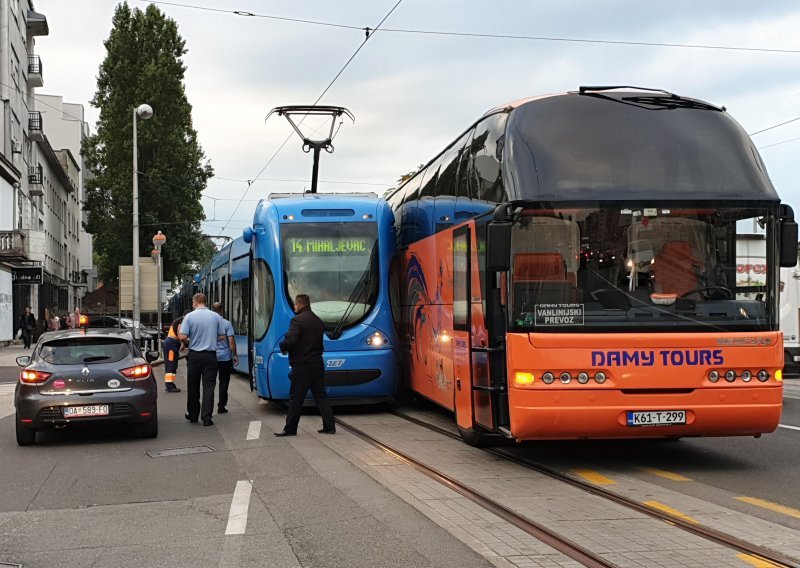 Jutarnji kaos u Zagrebu: U tri sudara slupali se autobus, tramvaj, šest automobila, biciklist i motociklist Hitne