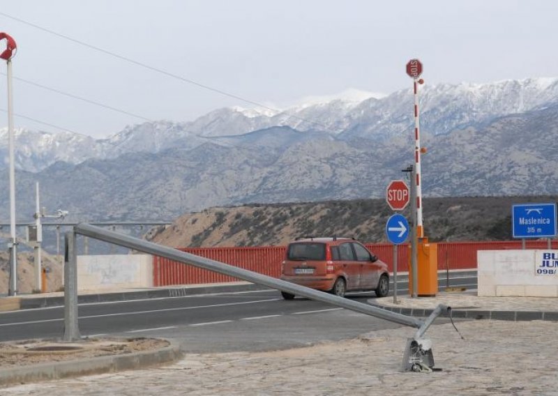 Zatvorena dionica autoceste A1 zbog olujne bure