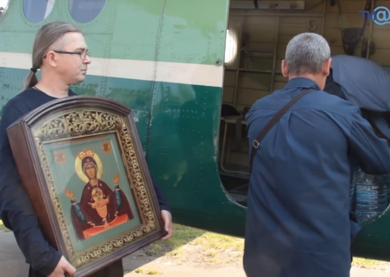 Dakle, stvarno! Ruski svećenici prosuli svetu vodicu iz zrakoplova kako bi zaustavili pijanstvo i bludničenje
