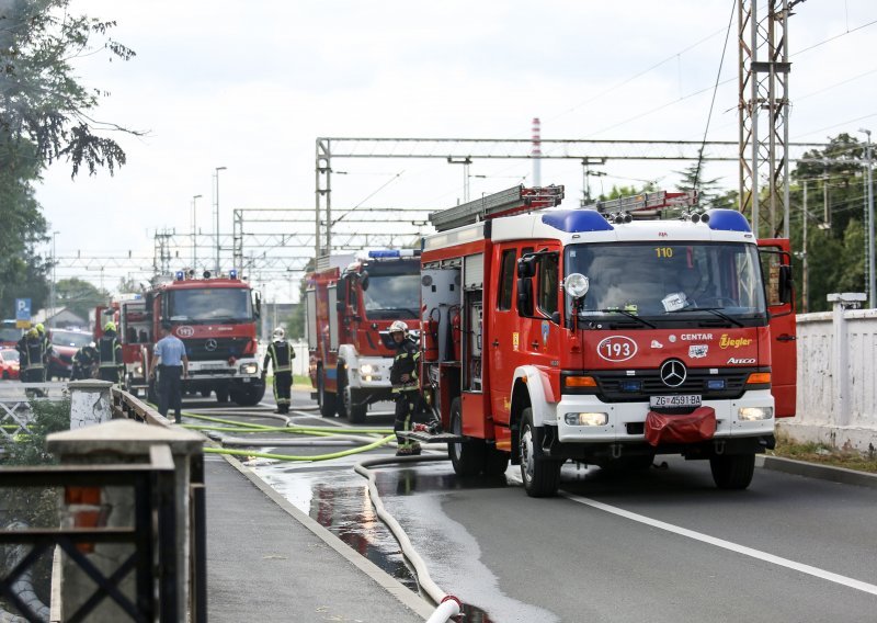 U Zagrebu odjeknula snažna detonacija: Kran udario u dalekovod