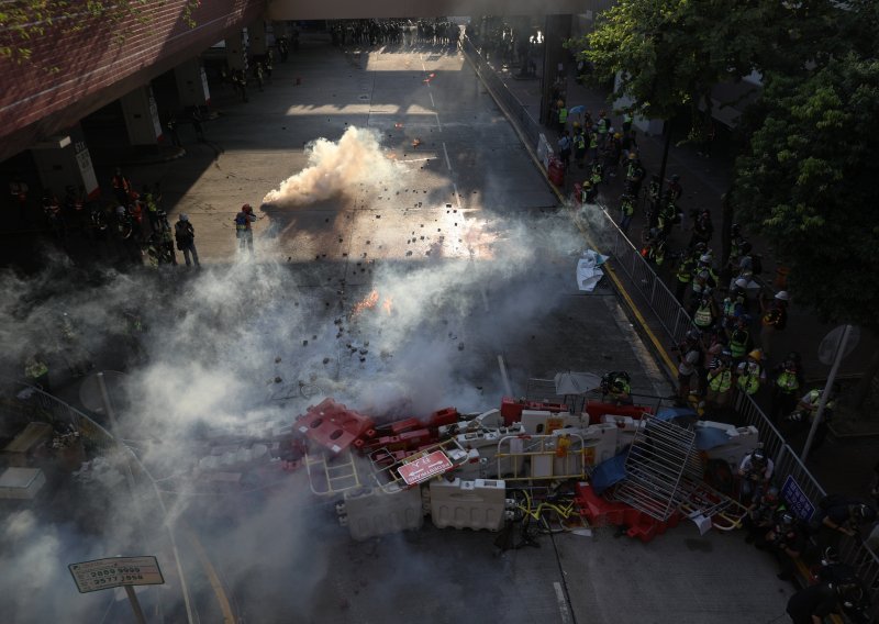 Nemiri u Hong Kongu: Policija suzavcem i vodenim topovima rastjerala prosvjednike