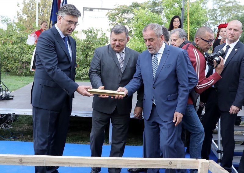 Bandić i Plenković zajednički položili temeljni kamen za Spomenik domovini