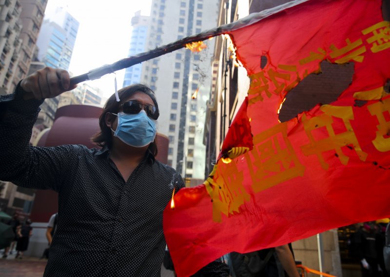 Vlasti u Hong Kongu zabranit će maske na javnim okupljanjima