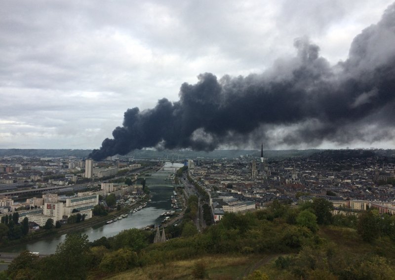 U Francuskom Rouenu izgorjelo 5.253 tone kemijskih proizvoda, skriva li se istina o požaru?