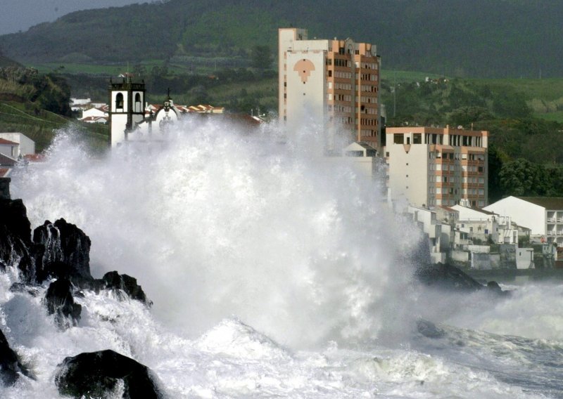 Uragan Lorenzo pogodio Azore
