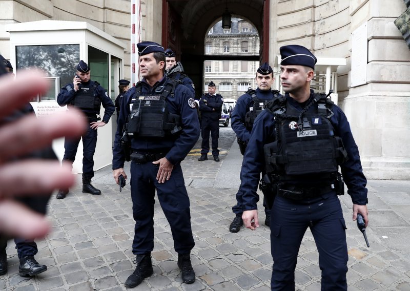 Napadač u policijskoj postaji u Parizu nedavno je prešao na islam?