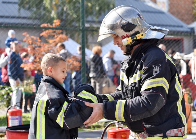 [FOTO] Zagrebački vatrogasci pokazali svoje vještine, a u druženju s njima najviše su uživali najmlađi